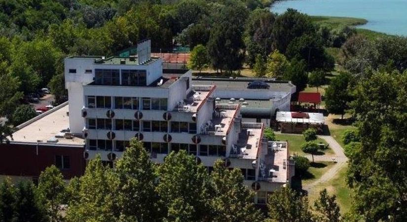 A Facebookon még virágzik az élet, a valóságban már minden halott – megrázó búcsú a Balatonnál