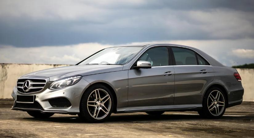 Egy Mercedes csapódott a családi házba, az oldalára borulva az előszobáig jutott