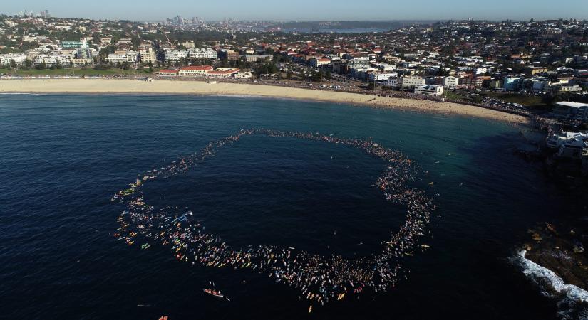 Több száz úszó, szörfös és életmentő tisztelgett a Bondi Beach-i terrortámadás áldozatai előtt