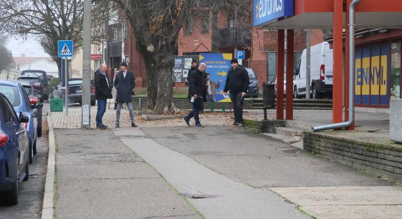 Megújul a balesetveszélyes járda a város forgalmas pontján