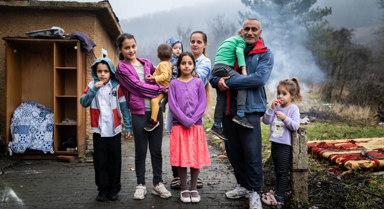 Ózd nyomortelepén, Somsályban, a pokol tornácán hiába várják a Jézuskát