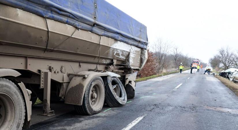Újabb súlyos baleset a 4-esen: kamionnal karambolozott egy személyautó Fegyverneknél