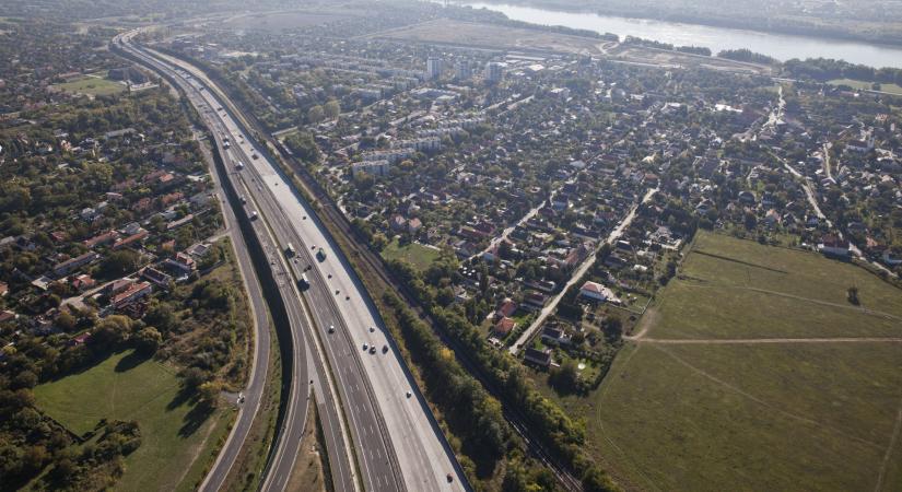 Tömegek indultak meg karácsony előtt: több magyarországi autópályán is megbénult a forgalom