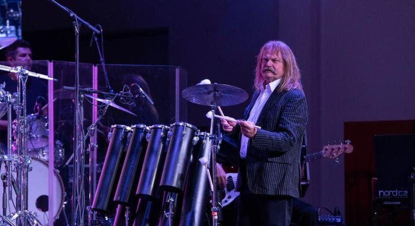 Megható pillanatok: Leslie Mandoki könnyes búcsút vett felfedezőjétől