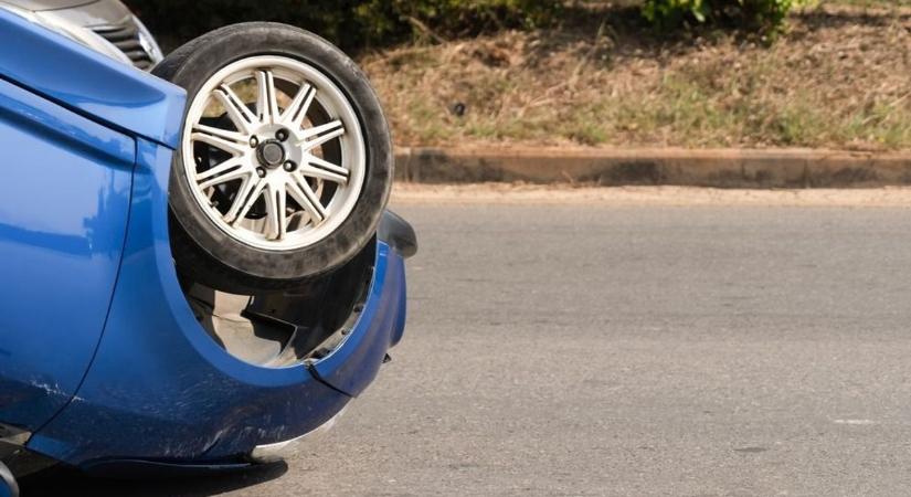 Árokba borult egy autó a 45-ös főúton