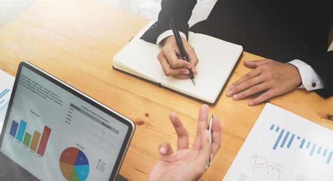 Ennyit keresnek a friss gazdasági diplomások: itt vannak a legújabb DPR-adatok