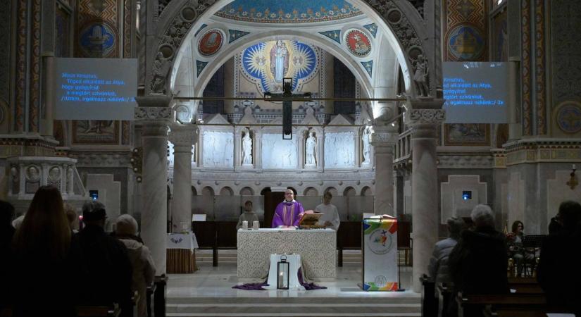 Megérkezett a betlehemi láng Szegedre: egy csendes pillanat a városban, ami többet mond minden szónál