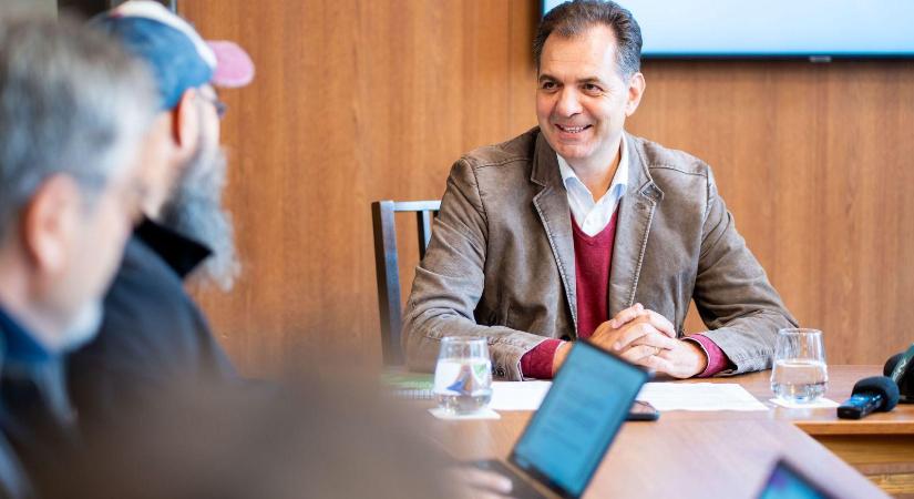 Mit várnak az erdélyi magyarok? – Antal Árpád a válságról, hazatérésről és a magyarországi választásokról