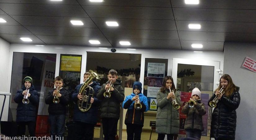 Adventi térzene és kézműves vásár Hevesen