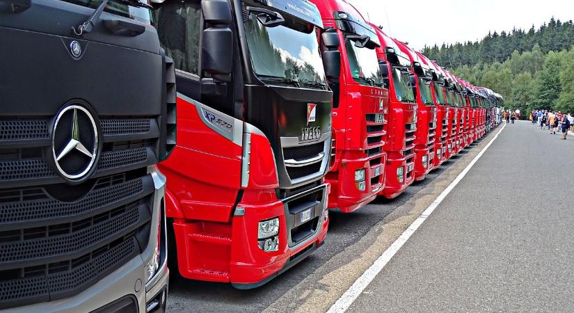 A brutális útdíjemelés ellen tüntetnek a kisfuvarozók, akik nem fogadták el Lázár ajánlatát