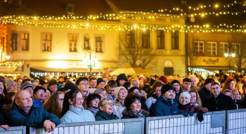 Ennyien mentek ki a Dobó térre az utolsó adventi szombaton