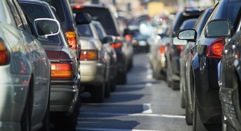 Aranyvasárnapi sokk az utakon: brutális forgalom bénítja a legfontosabb autópályákat