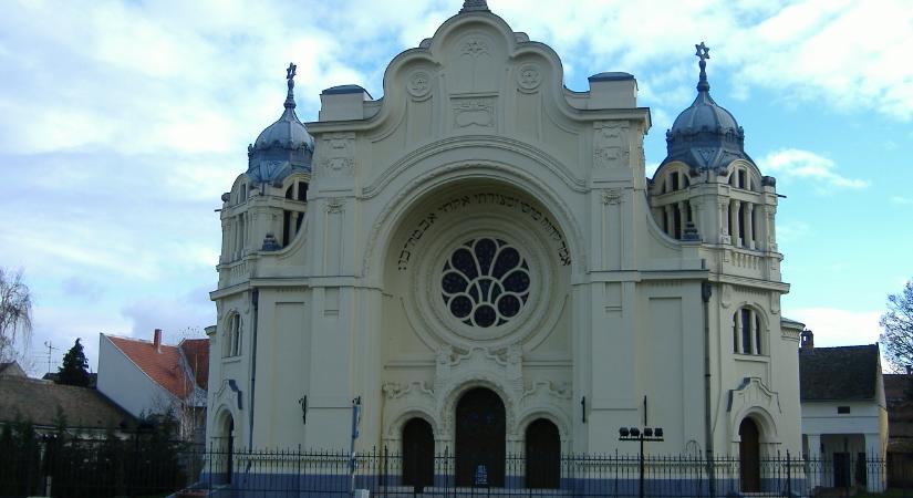 Halálfejes fenyegető matricát ragasztottak ki a vásárhelyi zsinagóga kapujára