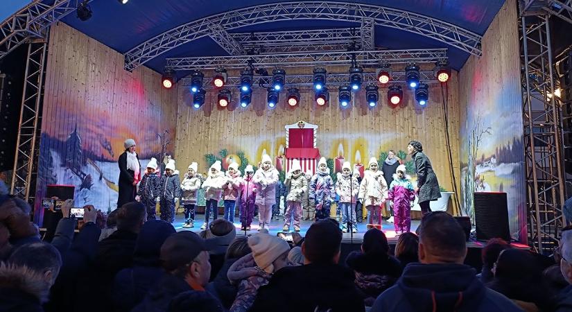 Szívet melengető percek az óvodások adventi műsorán (képgalériával, videóval)