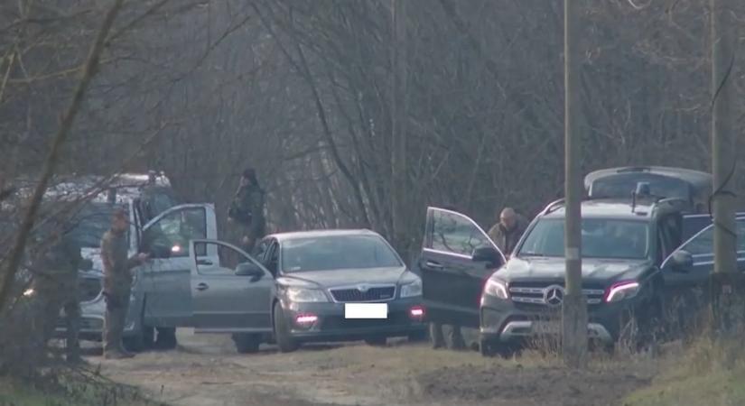 Durva! Lövöldözés volt Nyírlugosnál, szökésben egy fegyveres