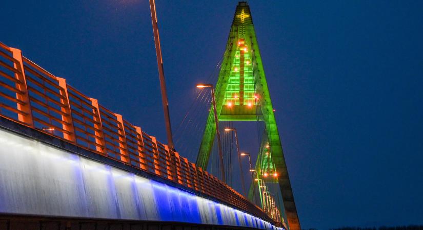 Autóval átmehetsz az ország legnagyobb karácsonyfája alatt