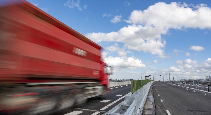 Kiborultak a fuvarozók: forgalmas útszakaszon tiltakoznak, megszólalt a minisztérium