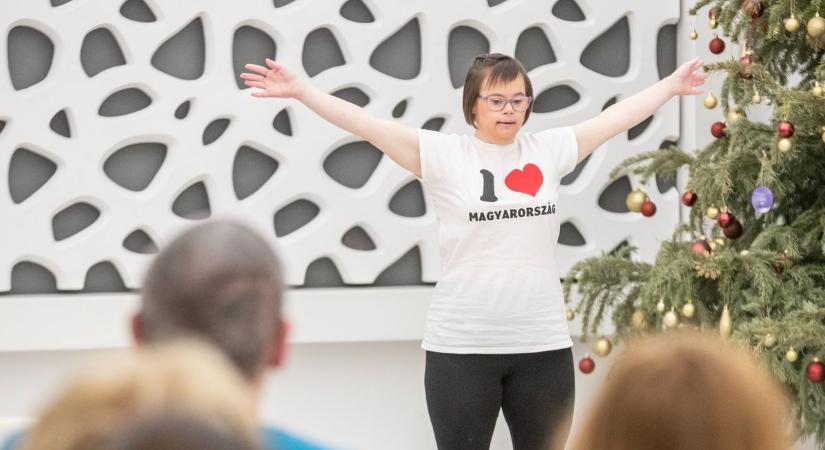 Fogyatékkal élő modellek vonultak végig a kifutón (galéria, videó)