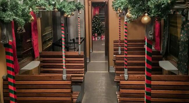 Ünnepi díszítésű kocsik közlekednek a téli szünetben a Gyermekvasúton