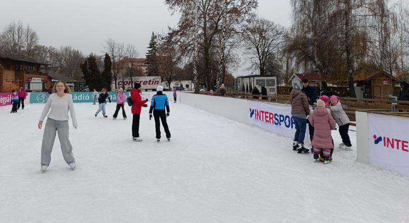 Siófokon nem félnek az eséstől, tömegek rohamozzák a Nagystrandot