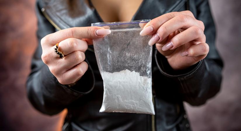 Próbálta eldobni a drogot a rendőr láttán a fiatal, de elkésett