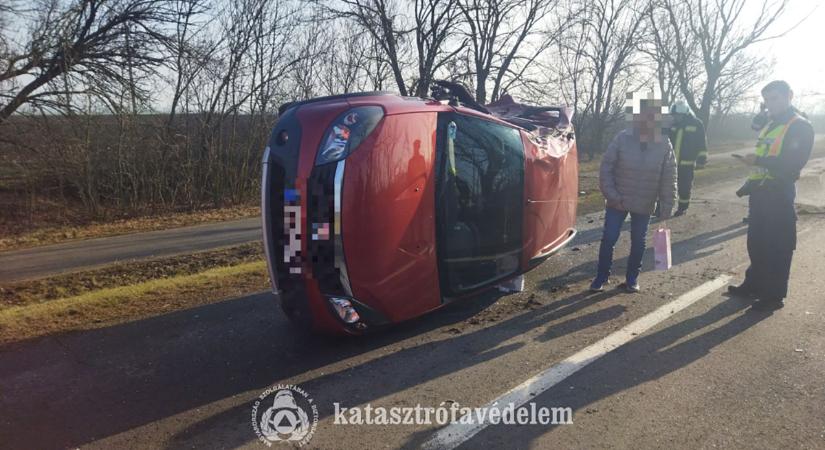 Lesodrótt és fának ütközött egy személyautó Füzesgyarmat közelében