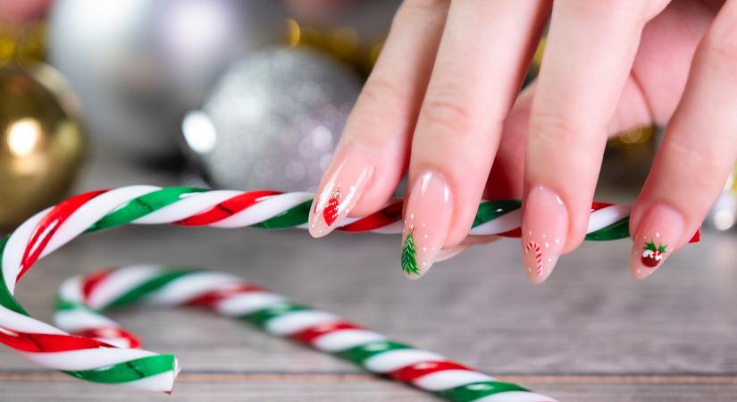Ezek idén a legtrendibb karácsonyi körmök: hópelyhes és csillámos is van köztük