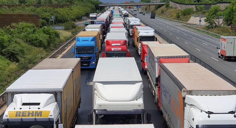 Hétfő délelőtt az M3-as bevezető szakaszán tiltakoznak a fuvarozók az útdíjemelések ellen