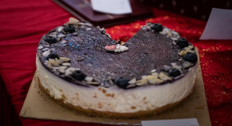 Ez az áfonyás sajttorta mindent vitt, mutatjuk a receptjét is