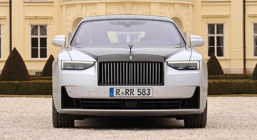 A vagány kis retró járgánytól a 220 millió forintos luxuslimuzinig – az év tesztautói 2025-ben