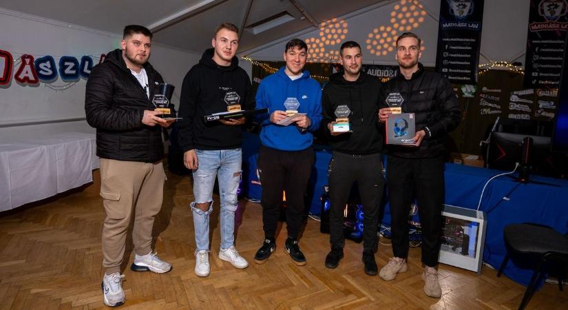 Megható adomány: rászoruló diáktársuknak ajánlották nyereményüket a Mathiász LAN Party bajnokai