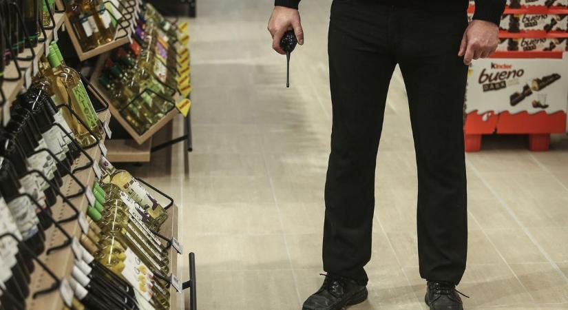 Ezt tette a szolnoki vagyonőr a mozgáskorlátozott fiúval, kemény választ adott az áruházlánc