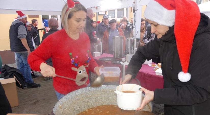 Babgulyást osztogattak a bácsalmási Halászcsárdánál