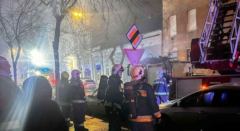 Kigyulladt egy társasház a szomszéd vármegyében, 23 lakónak kellett elhagynia otthonát (fotó)