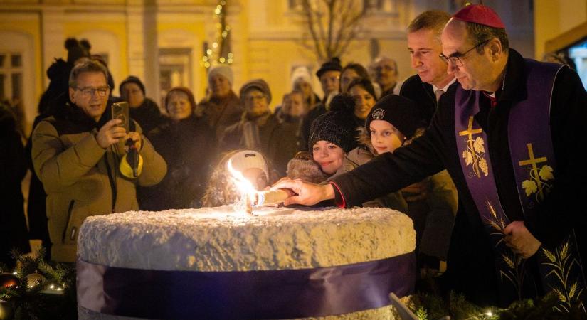 Fellobbant a szeretet lángja a szombathelyi adventi koszorún - fotók