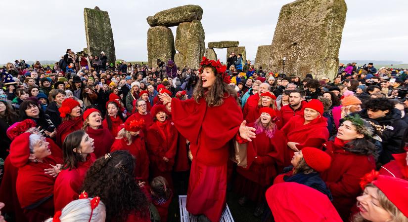 Ezrek ünnepelték Stonehenge ősi köveinél a téli napfordulót