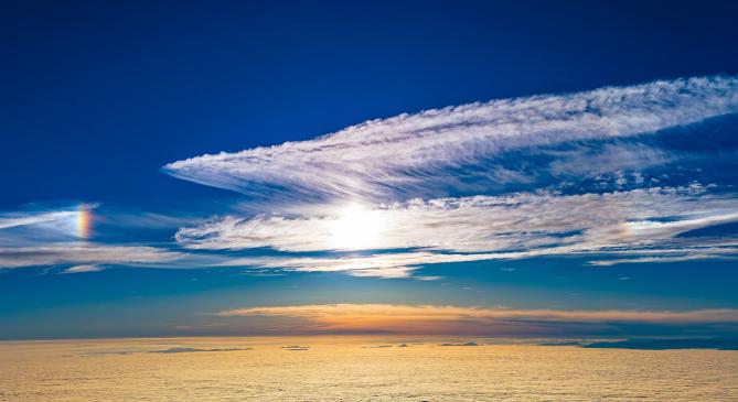 Kétoldali melléknap és glória ragyogott a ködtenger fölött