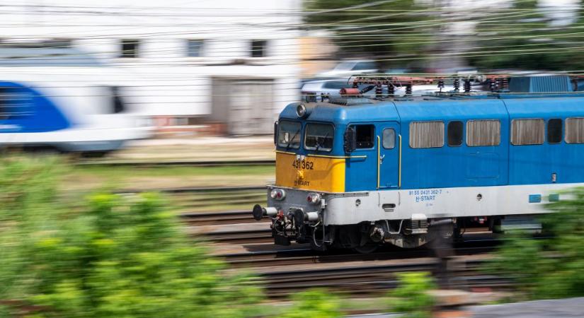 Felnyílt a sorompó, kialudt a piros lámpa, majd megérkezett a vonat Kismaroson – a MÁV elmagyarázta, hogy ez miért nem szabálytalan