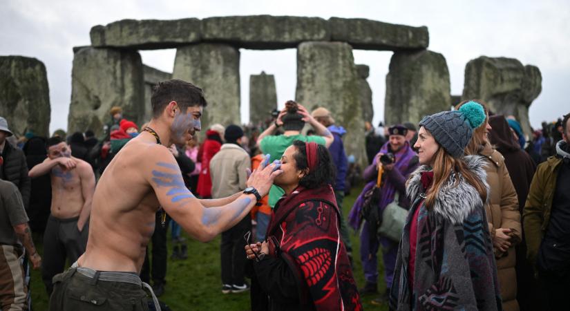 Ezrek nézték, ahogy az év leghosszabb éjszakája után felkel a nap Stonehenge fölött