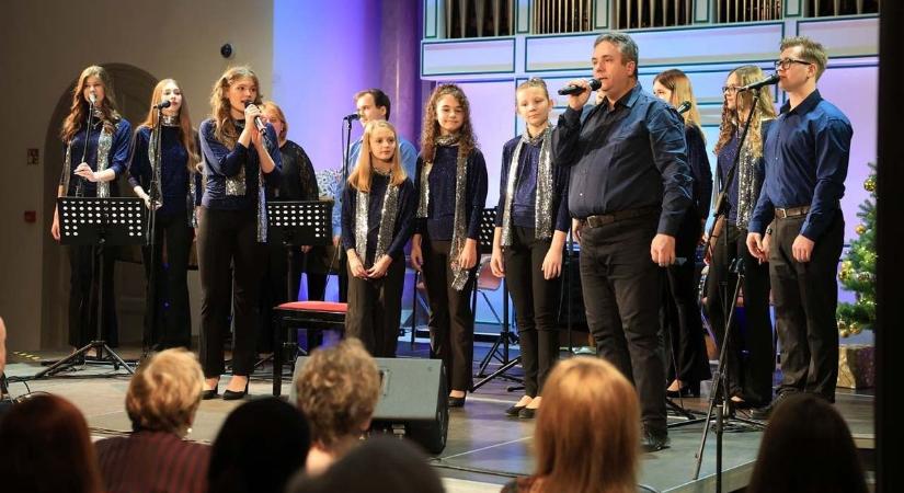 Kétszer is megtelt a Művészetek Háza a tücskök karácsonyi koncertjén (galéria)
