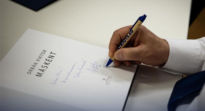 Rejtélyes dedikálás terjed a neten: Pottyondy Edinának írhatott karácsonyi üdvözletet Orbán Viktor