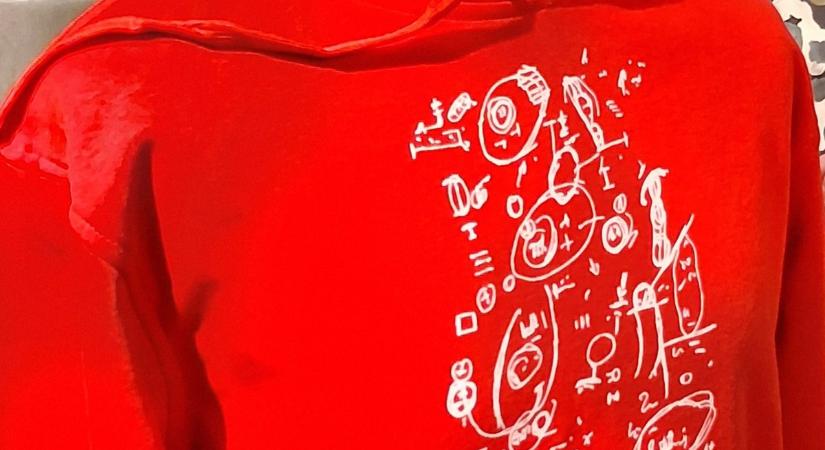 Jónak lenni jó!: Orbán pulcsi és pápai sapka is a liciten