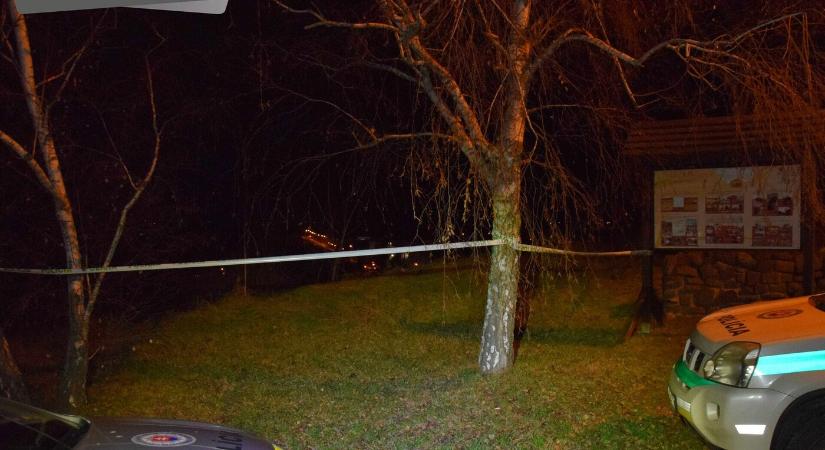 Fiatal nőt lökött le volt barátja a lévai kálváriáról