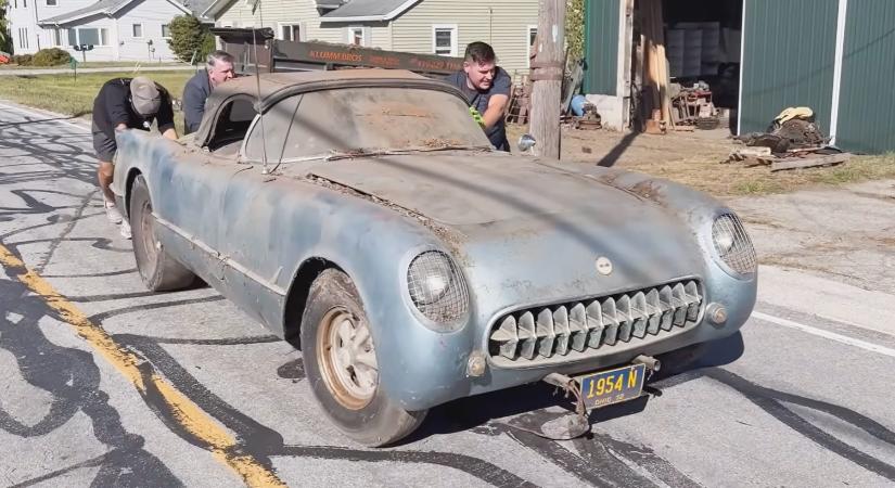 Ötvenhárom év után tisztították meg ezt a több mint hetvenéves Corvette-et