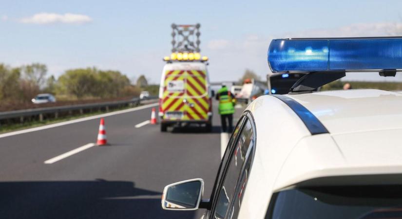 Döbbenet: a forgalommal szemben hajtott rokkant kocsival egy ember a 8-as főúton