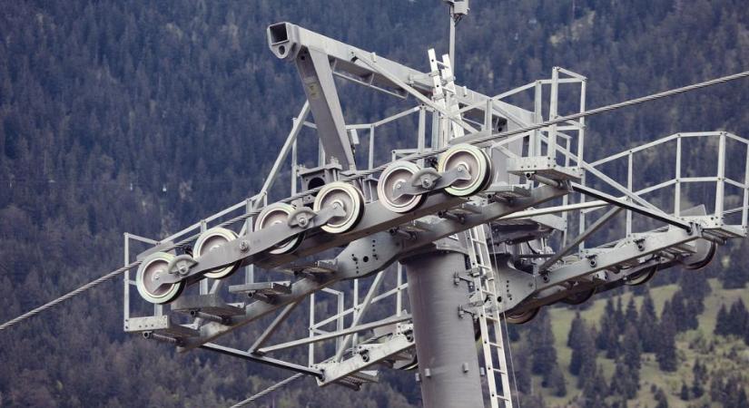 A felvonó, amelyen a halálos baleset történt, 35 éves és hiányzik egy tartóoszlopa