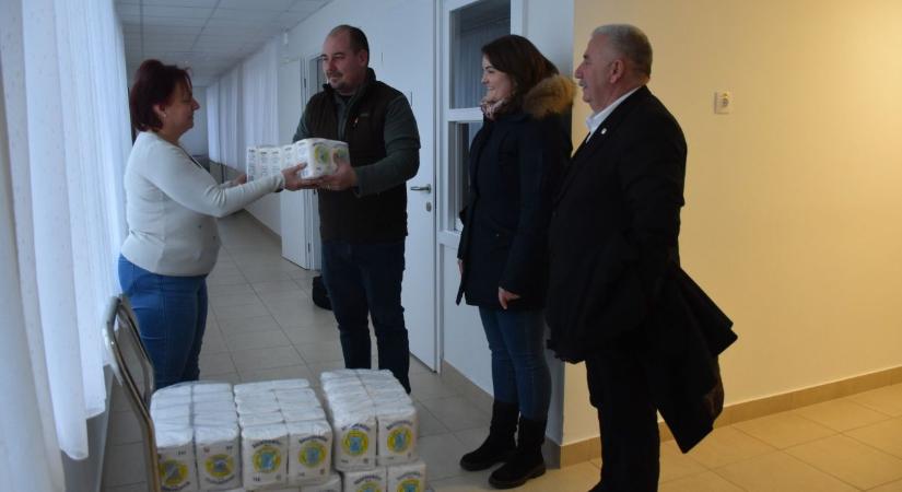 Száz kilogramm lisztet kapott a karcagi Tündérkert Bölcsőde