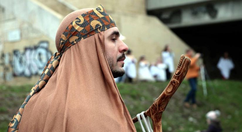 Valósággá vált a bibliai történet: igazi csoda fogadta a menetet az istállóban (galéria)