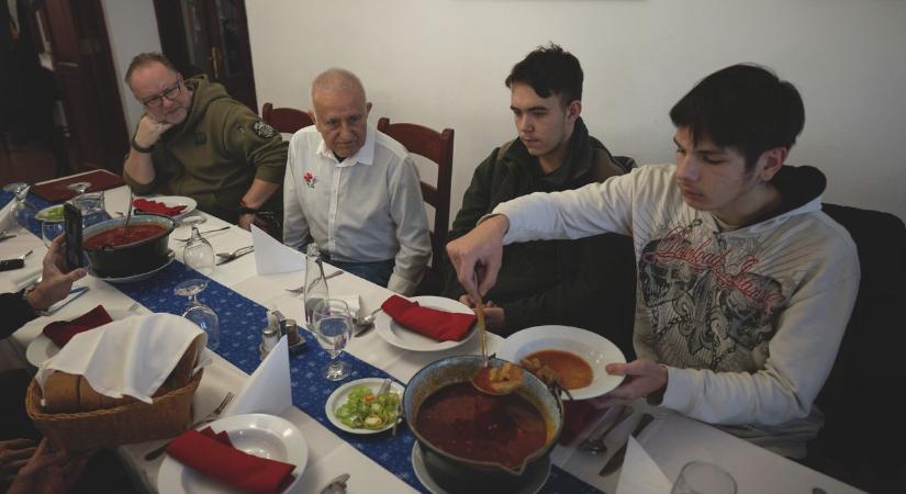 Ilyen még nem történt: ingyen volt a halászlé, meglepte a versenyre készülő diákokat a szegedi csárdagazda