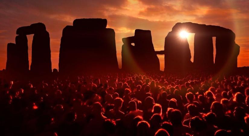 Stonehenge ősi köveinél ezrek ünnepelték a téli napfordulót
